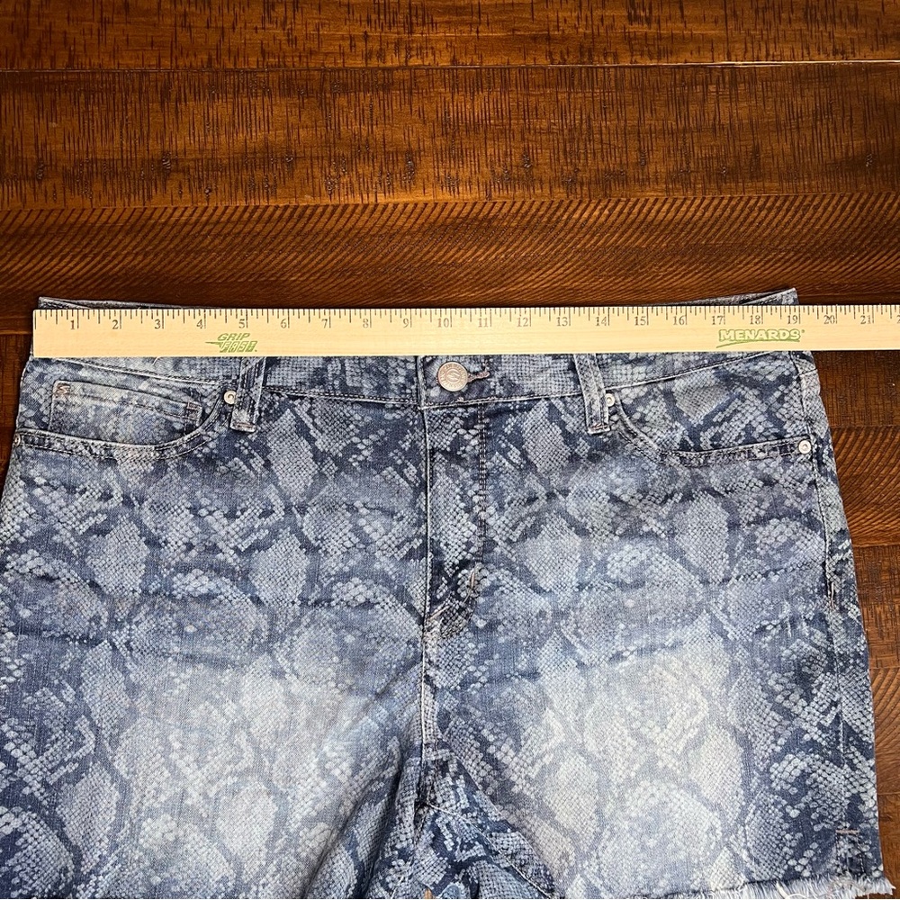 Seven 7 snakeskin print denim weekend short size 16 EUC - Picture 5 of 6